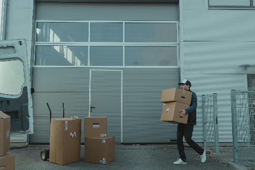 Foto de Tima Miroshnichenko: https://www.pexels.com/es-es/foto/hombre-caminando-vehiculo-almacen-6169046/